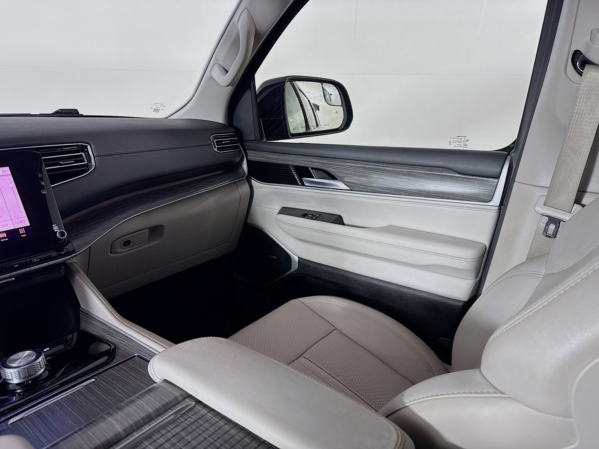 Used 2024 Jeep Wagoneer L Series II w/ Flexible Seating Group image 28