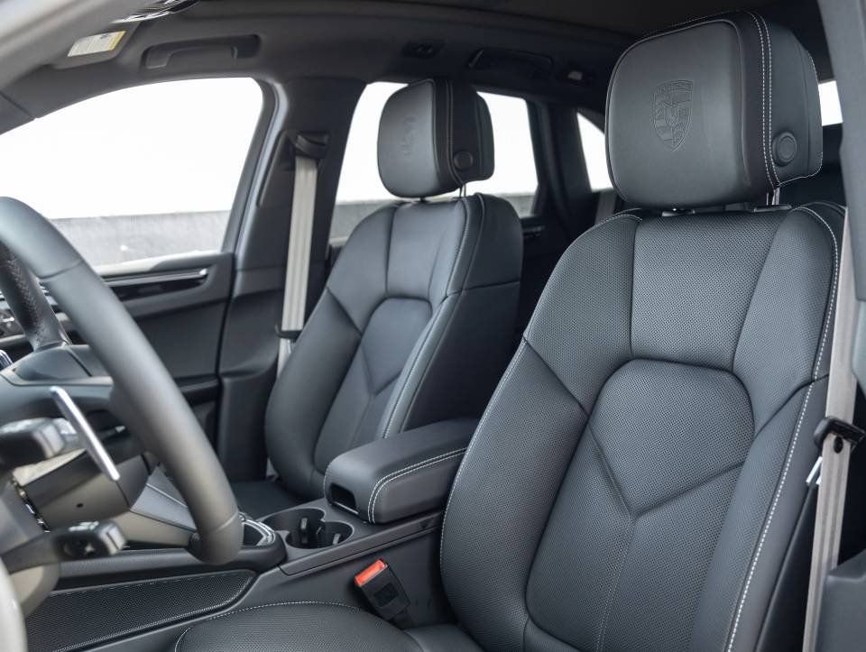 Certified 2025 Porsche Macan Turbo image 5