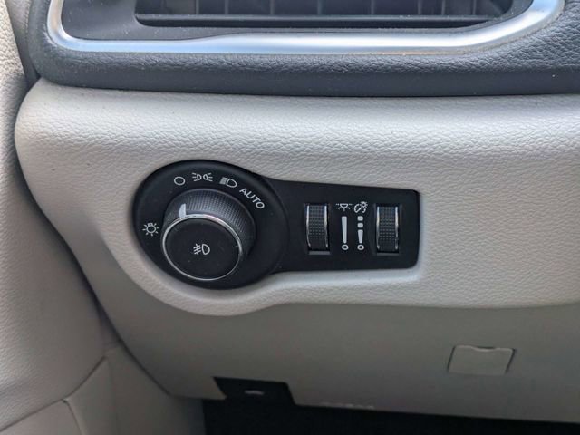 Used 2020 Chrysler Pacifica Limited FWD image 25