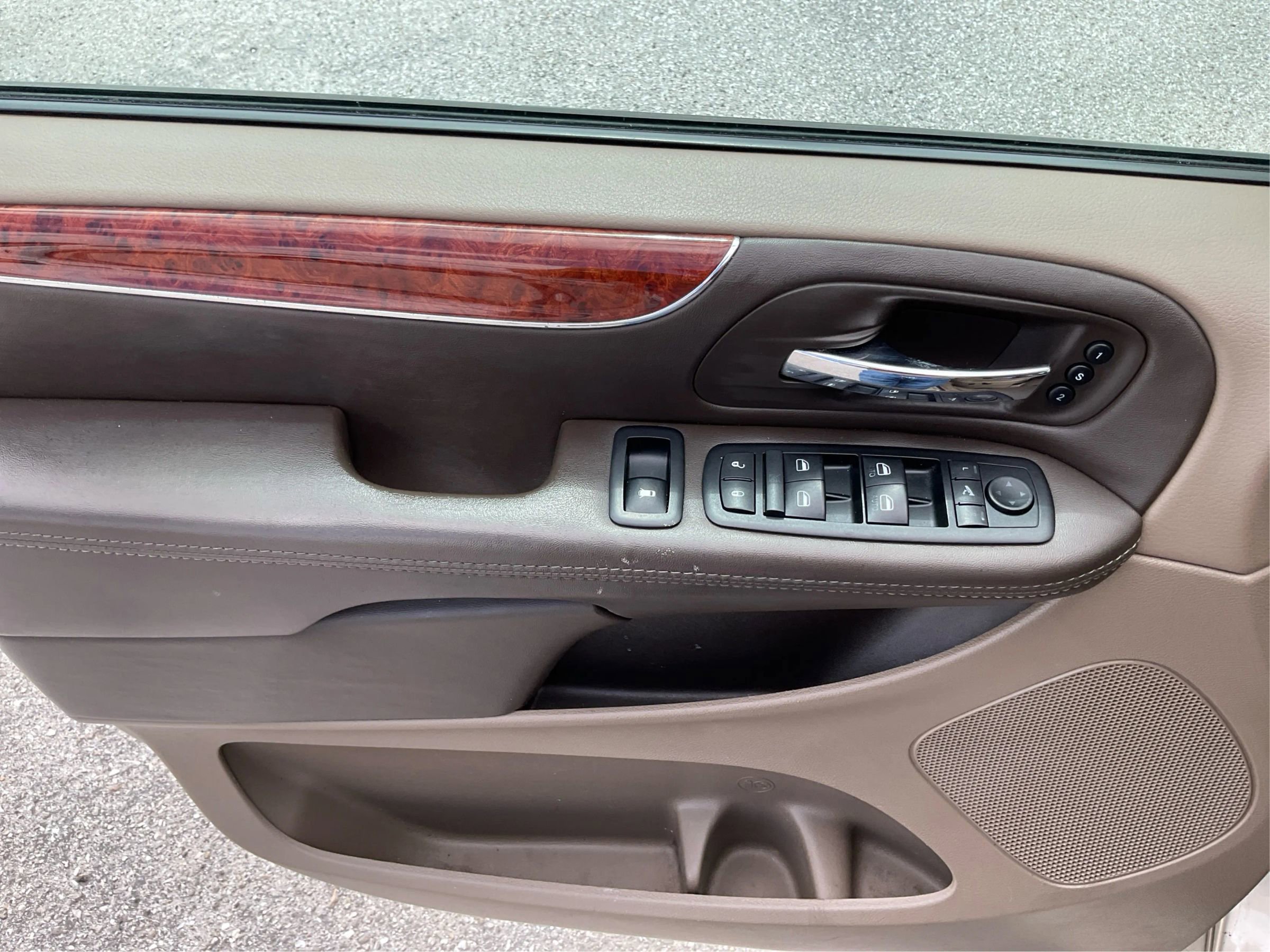 Used 2014 Chrysler Town & Country Limited w/ Luxury Group FWD image 19