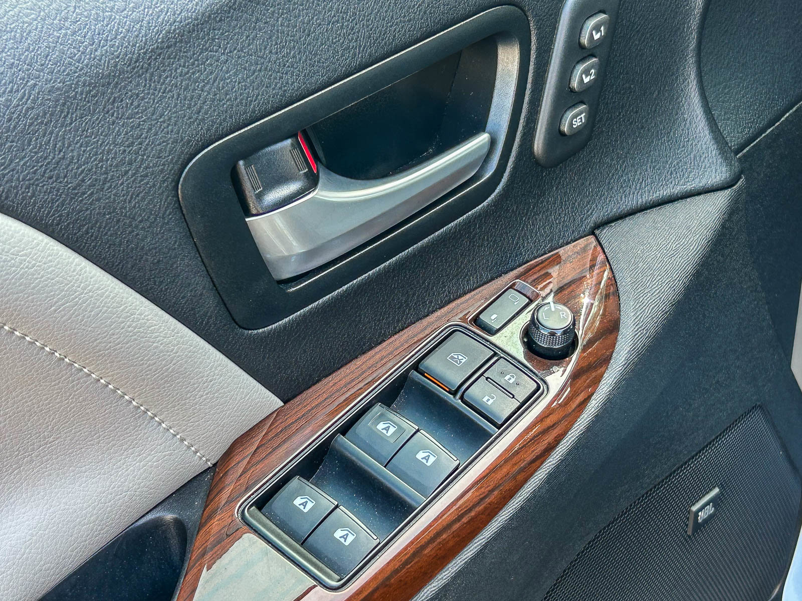 Used 2018 Toyota Sienna Limited w/ Carpet Mat Package image 26