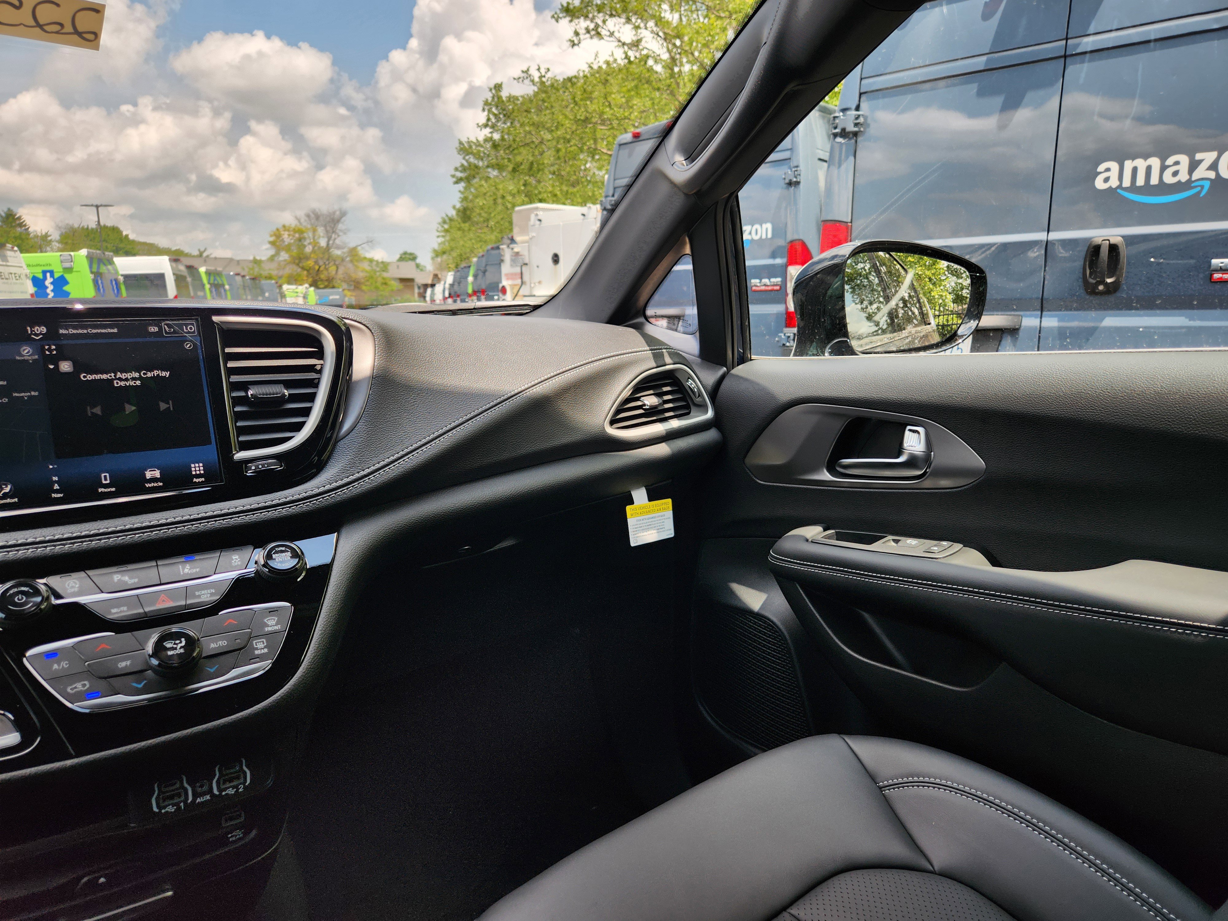 New 2025 Chrysler Pacifica Select w/ Uconnect Theater Family Group image 31