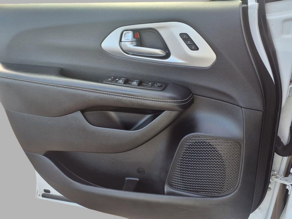 Certified 2025 Chrysler Pacifica Limited image 18