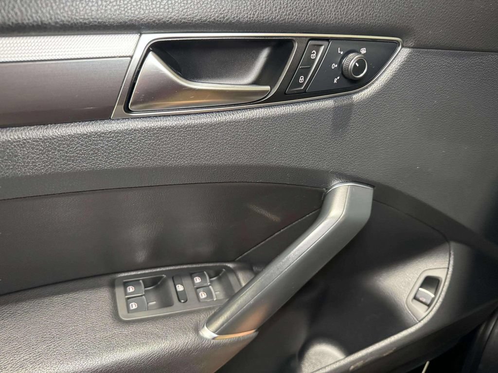 Used 2017 Volkswagen Passat 1.8T R-Line FWD image 9
