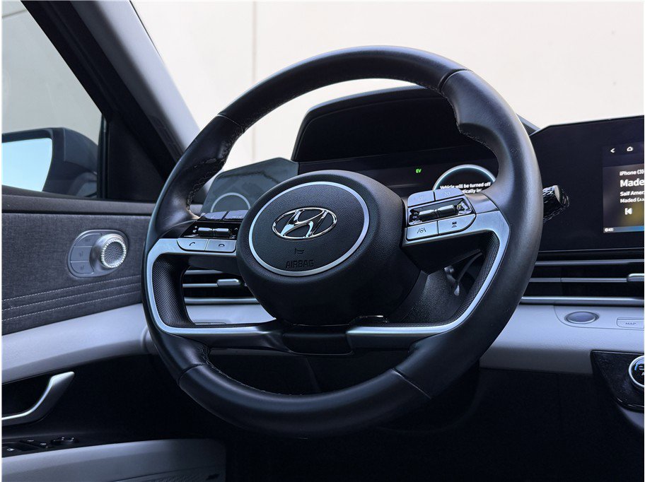 Used 2022 Hyundai Elantra Limited w/ Preferred Accessory Package image 15