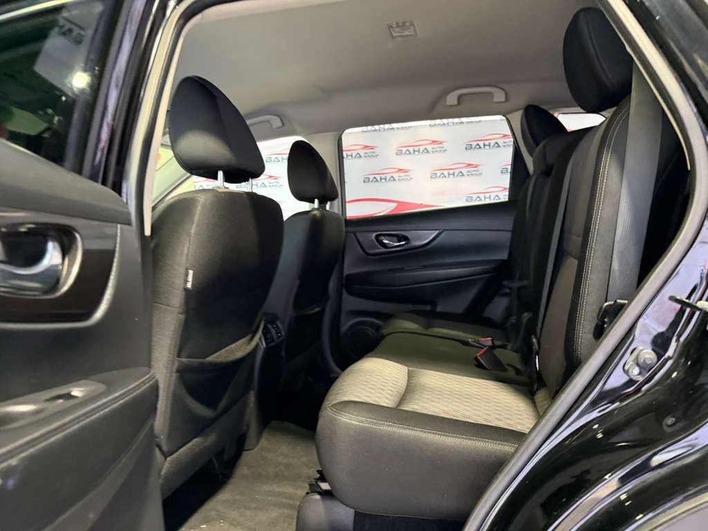 Used 2018 Nissan Rogue SV image 30