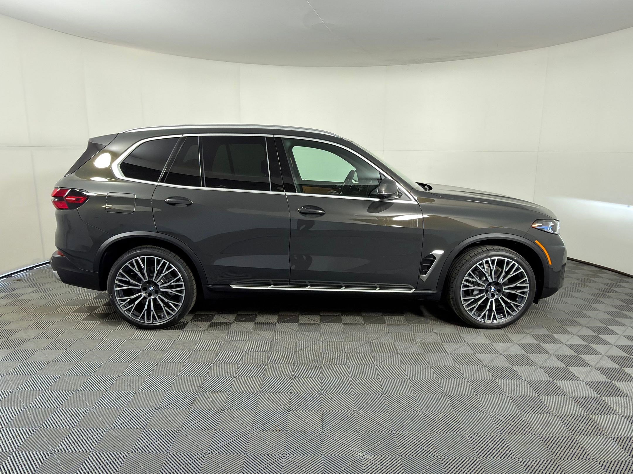 New 2026 BMW X5 sDrive40i image 8