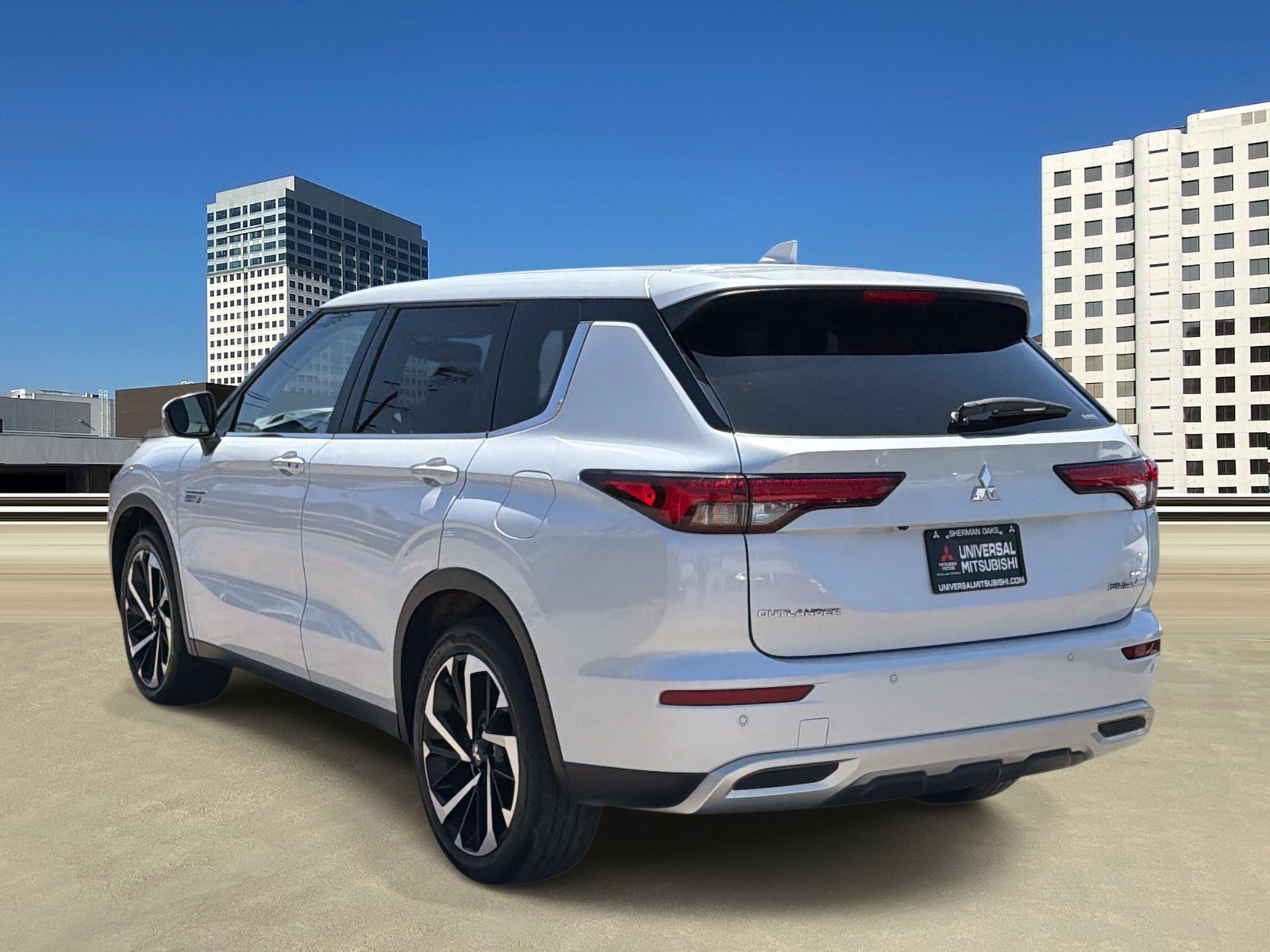 Used 2024 Mitsubishi Outlander 4WD Plug-In Hybrid image 3