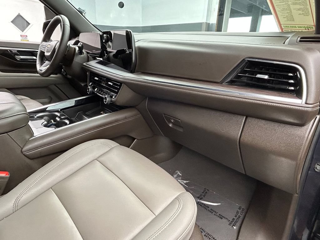 Used 2025 Chevrolet Suburban LT RWD image 16