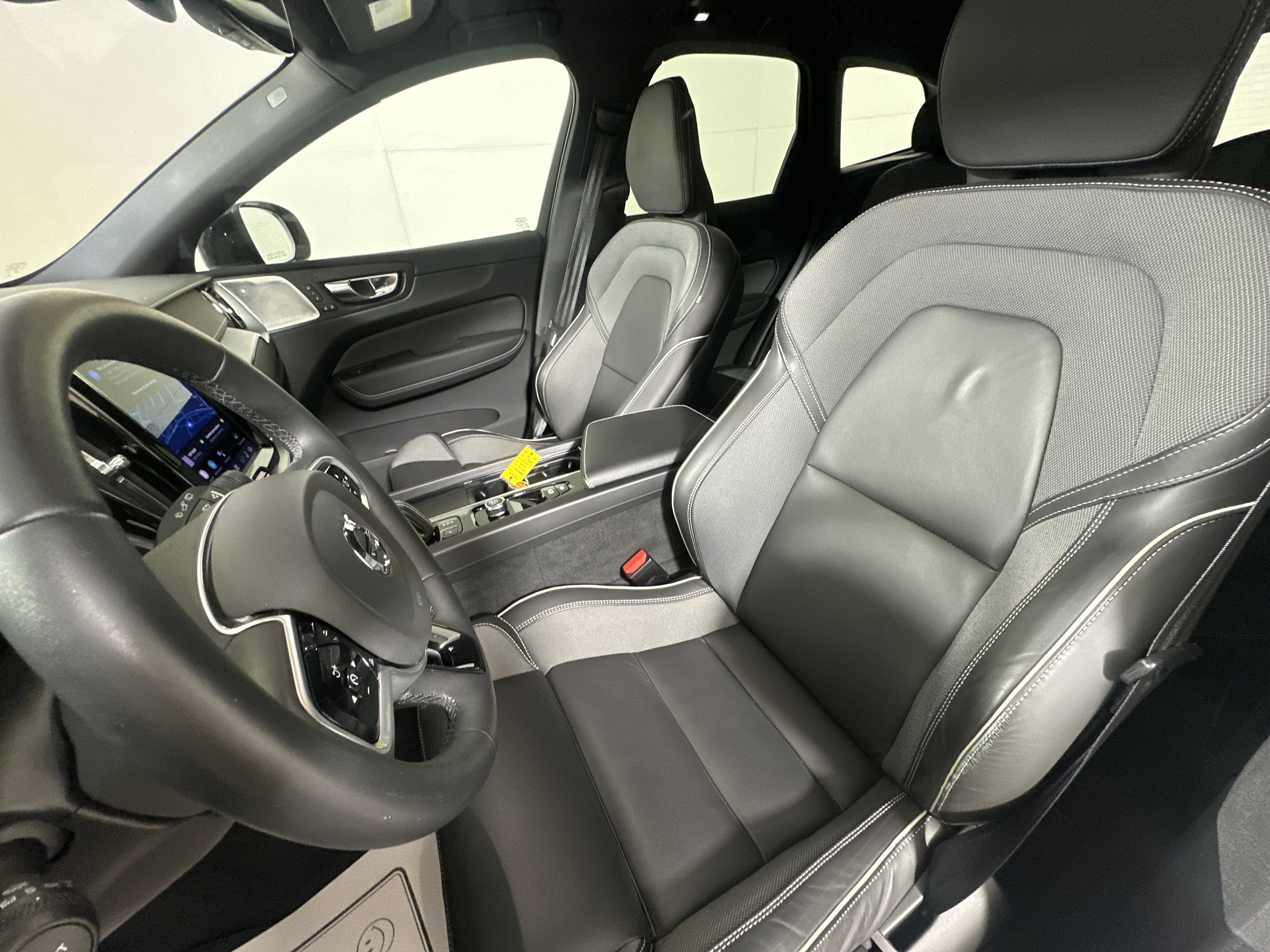 Used 2022 Volvo XC60 T8 R-Design w/ Advanced Package AWD/4WD image 9