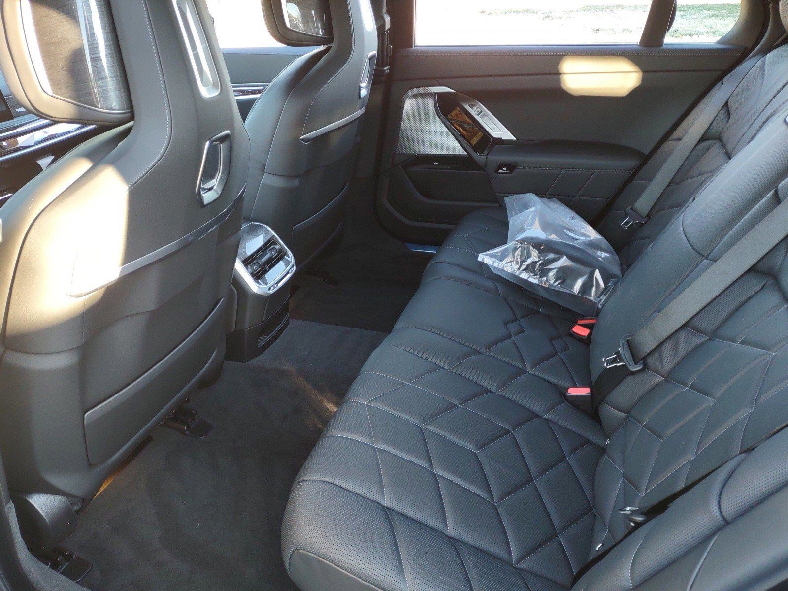 Used 2024 BMW i7 eDrive50 image 12