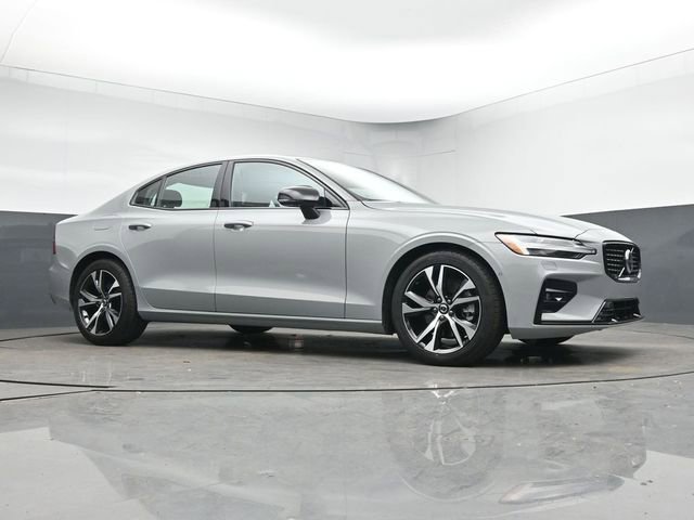 Used 2025 Volvo S60 B5 Plus image 32