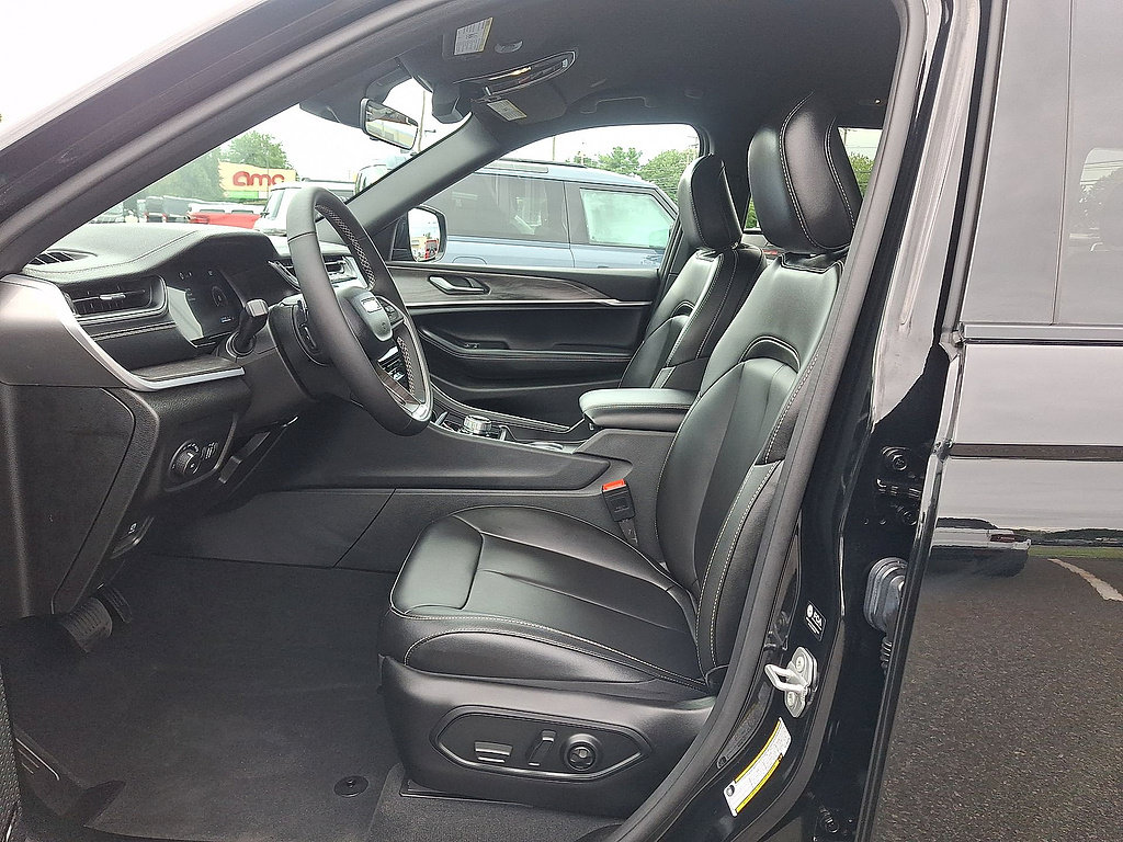 Used 2025 Jeep Grand Cherokee Limited w/ Black Appearance Package AWD/4WD image 17