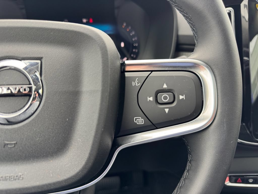 Certified 2025 Volvo XC40 B5 Plus AWD/4WD image 18