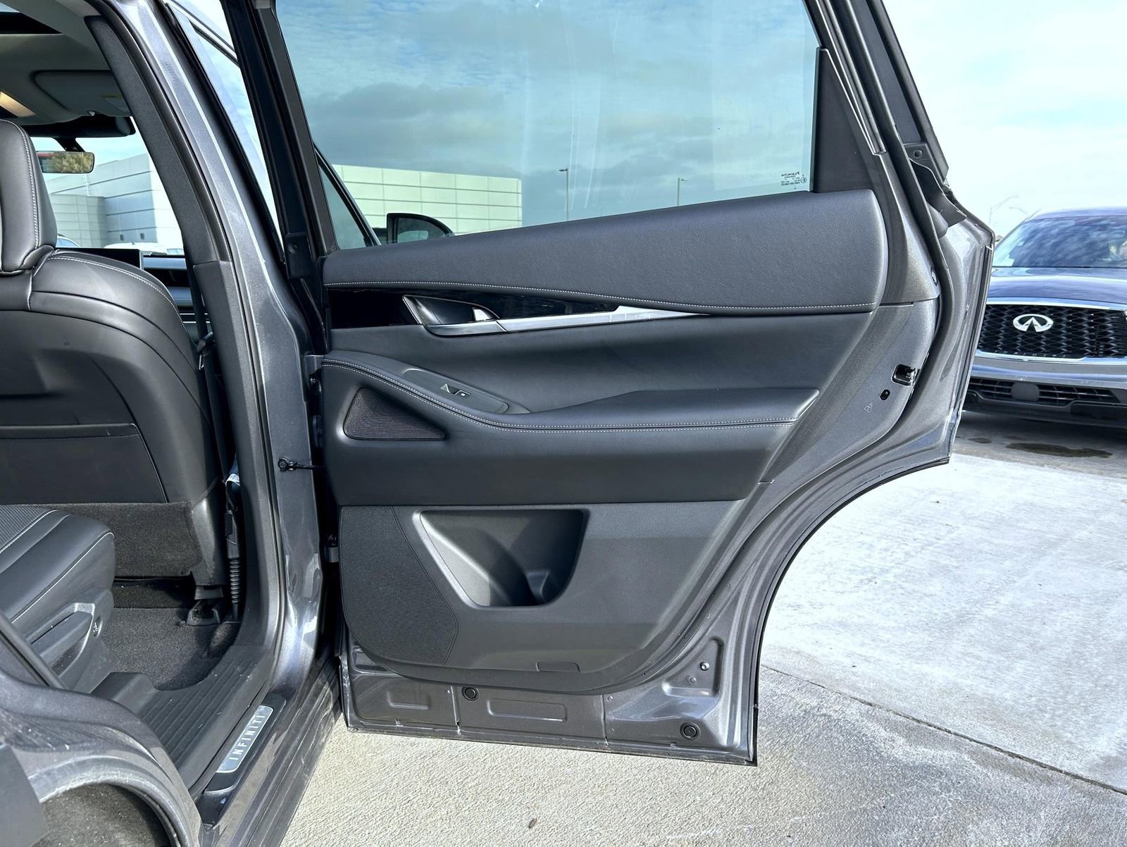 Used 2025 INFINITI QX60 Pure w/ Cargo Package image 16