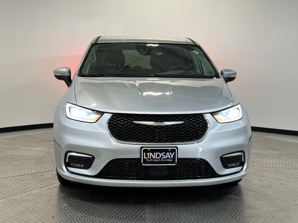 Used 2023 Chrysler Pacifica Touring-L image 2