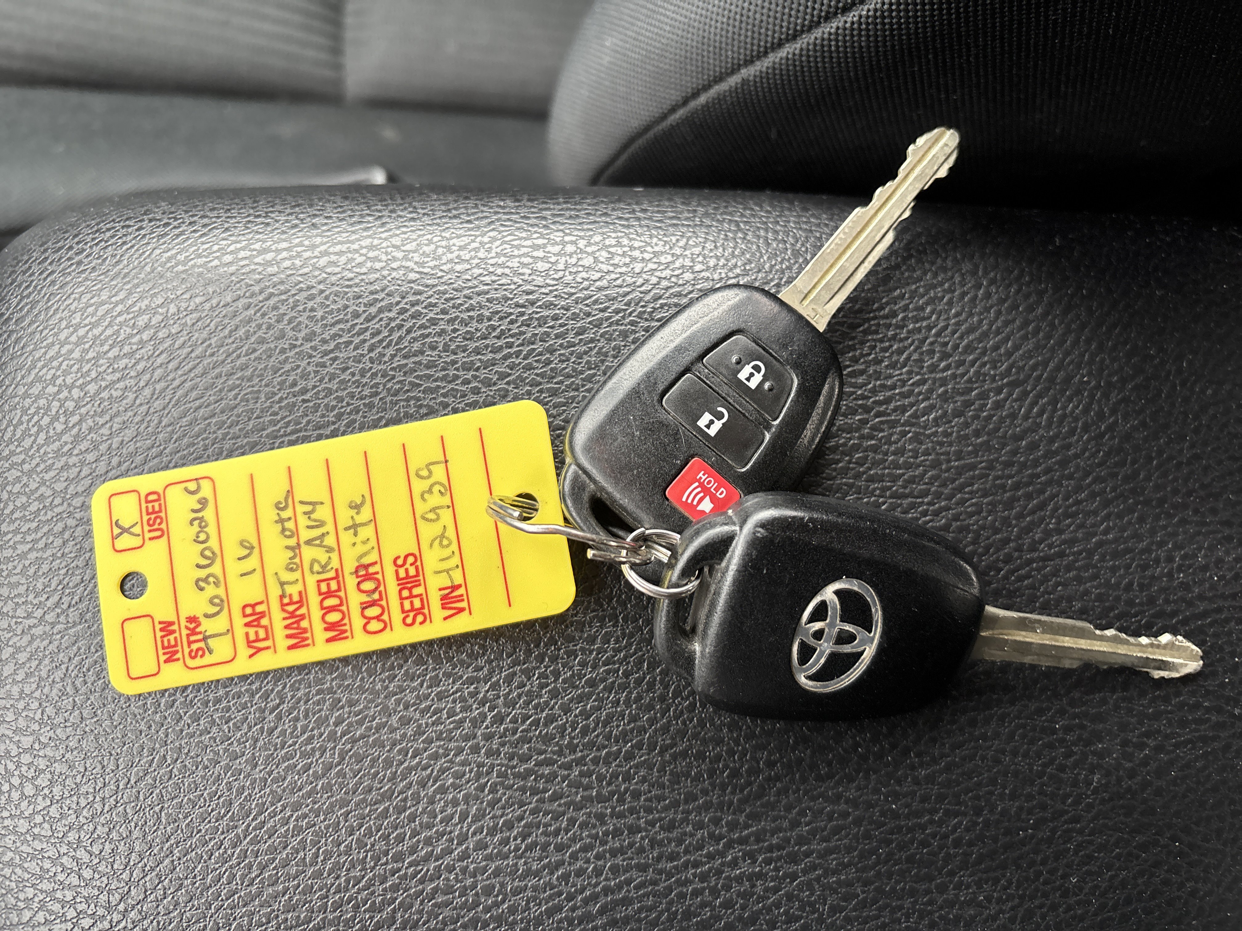 Used 2016 Toyota RAV4 LE image 28