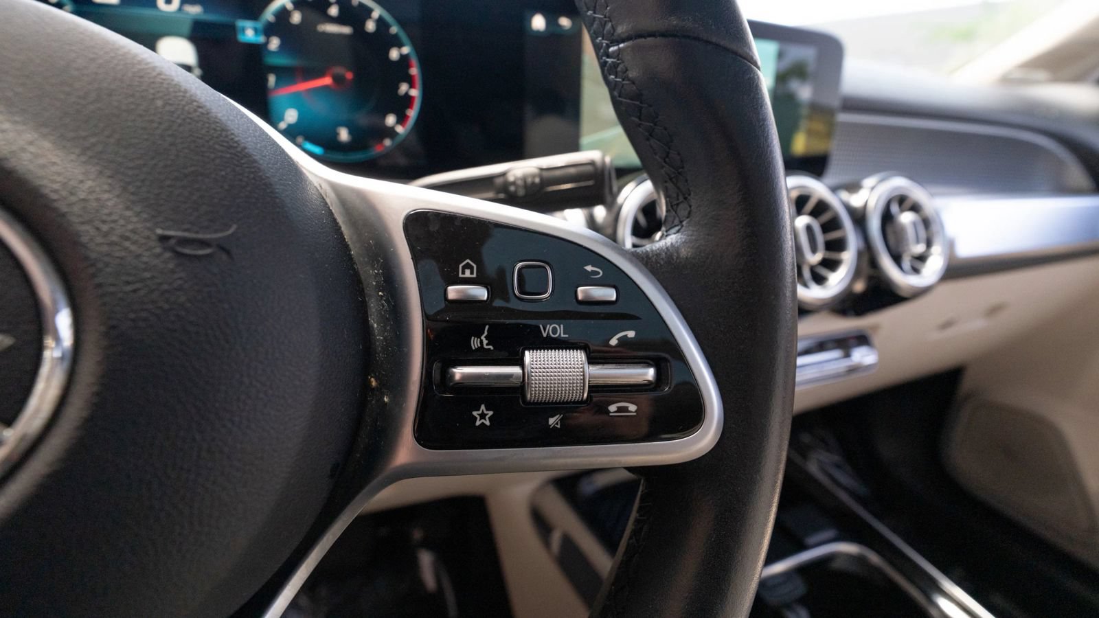 Used 2021 Mercedes-Benz GLB 250 4MATIC w/ Premium Package image 40
