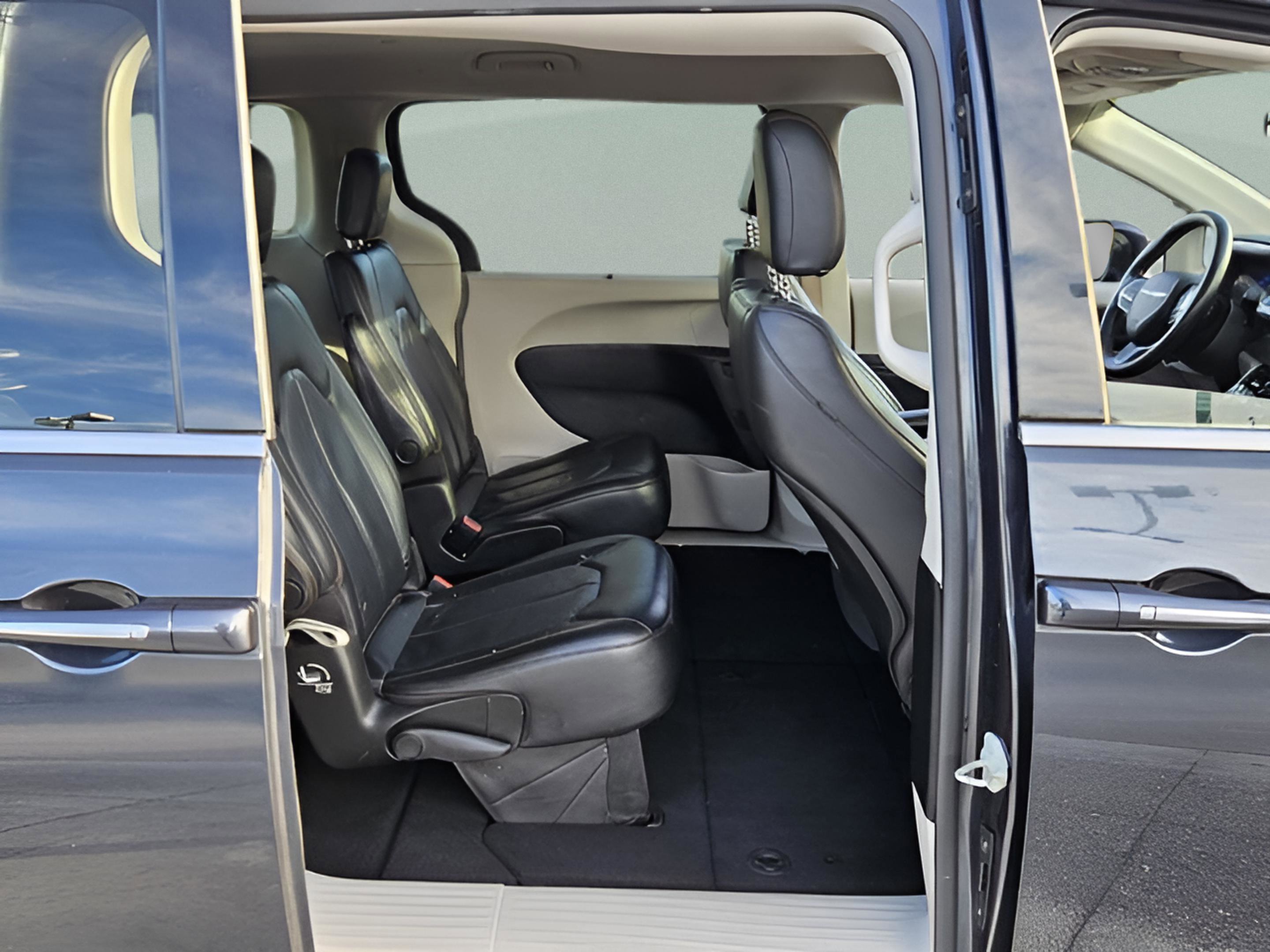 Used 2020 Chrysler Pacifica Touring-L image 14