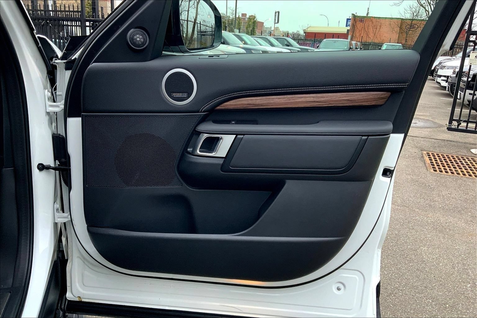 Certified 2025 Land Rover Discovery Dynamic SE AWD/4WD image 22