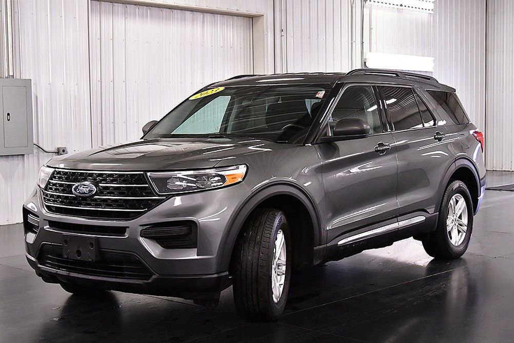 Used 2023 Ford Explorer XLT image 3