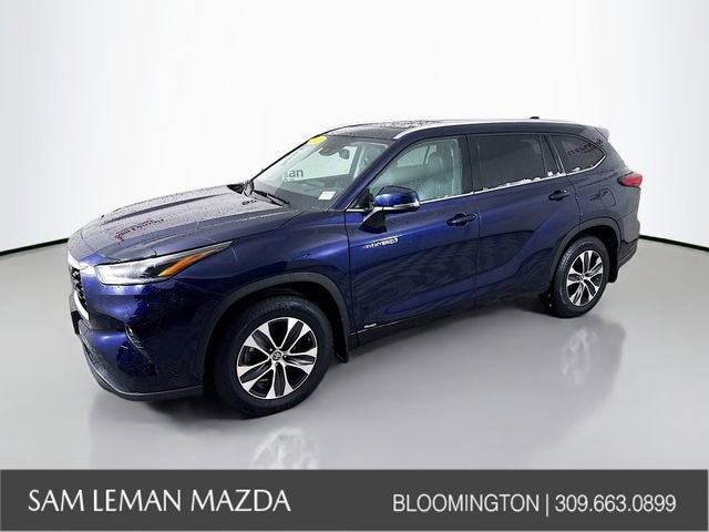Used 2021 Toyota Highlander XLE AWD/4WD image 3