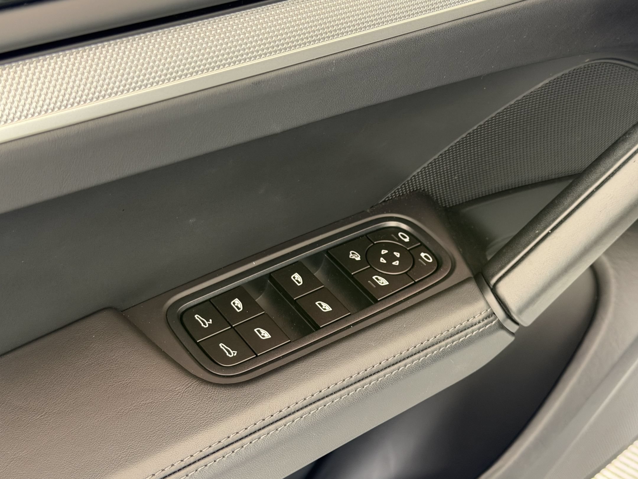 Certified 2024 Porsche Cayenne AWD/4WD image 29