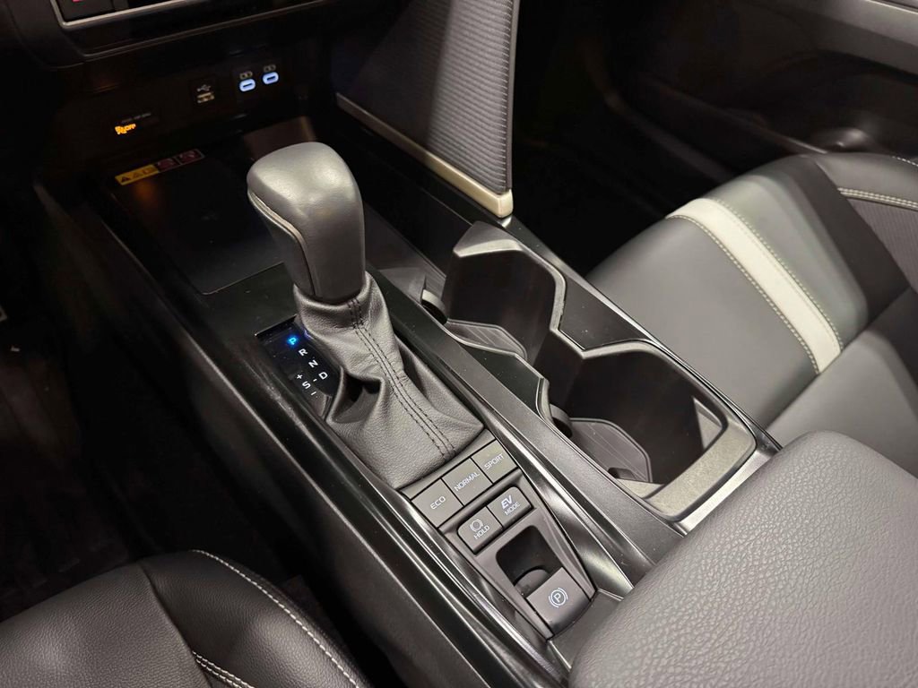 Used 2025 Toyota Camry SE image 29