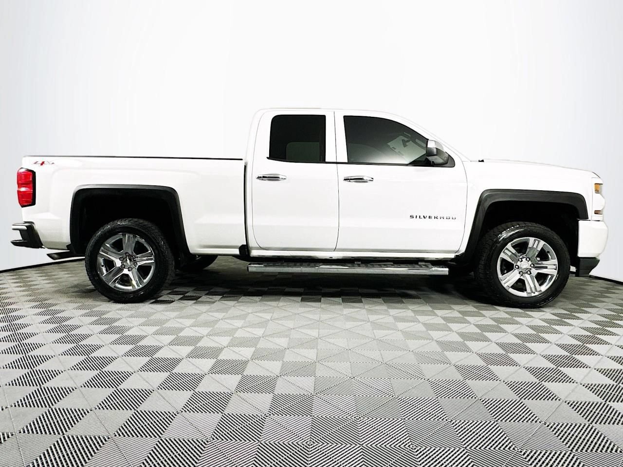 Used 2017 Chevrolet Silverado 1500 Custom w/ Custom Convenience Package AWD/4WD image 25