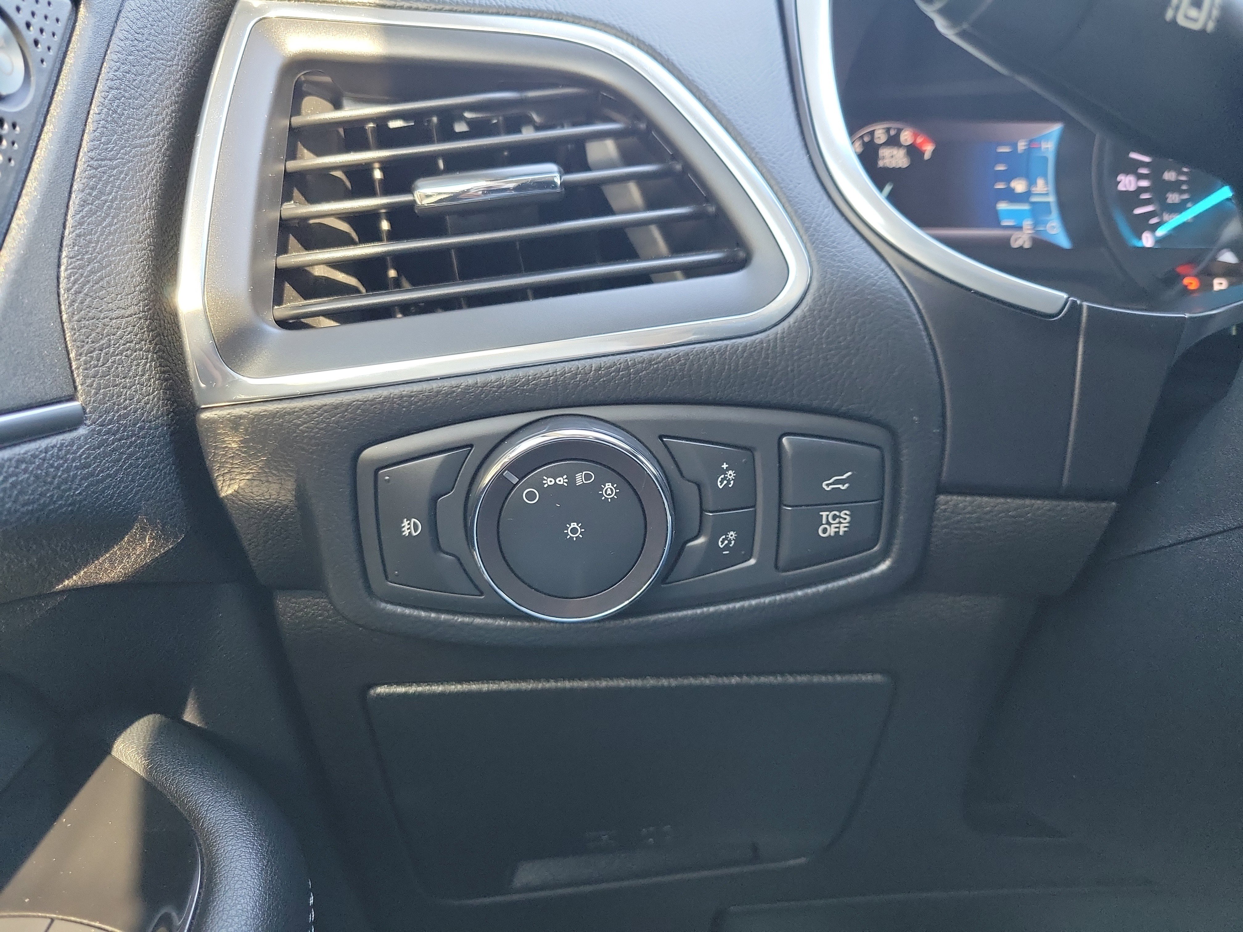 Used 2019 Ford Edge Titanium w/ Equipment Group 301A image 32