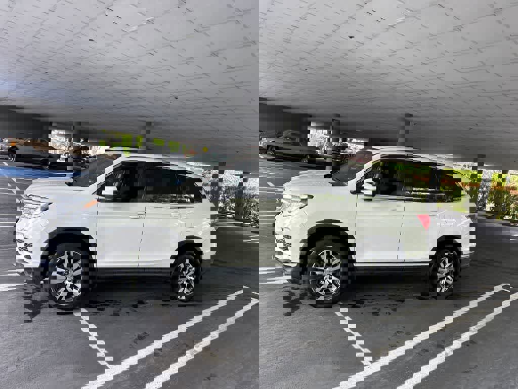 Used 2017 Honda Pilot EX image 2