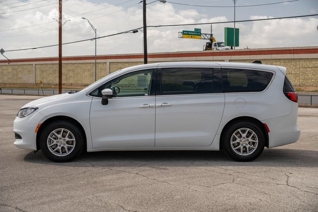 Used 2023 Chrysler Voyager LX FWD image 5