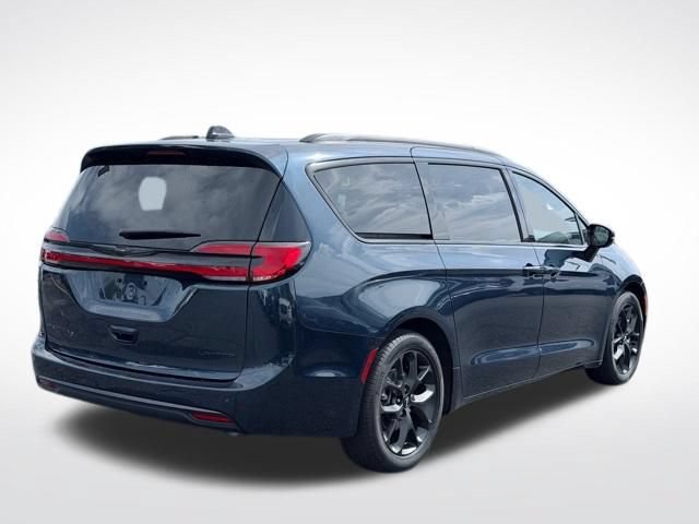 Used 2025 Chrysler Pacifica Limited FWD image 6
