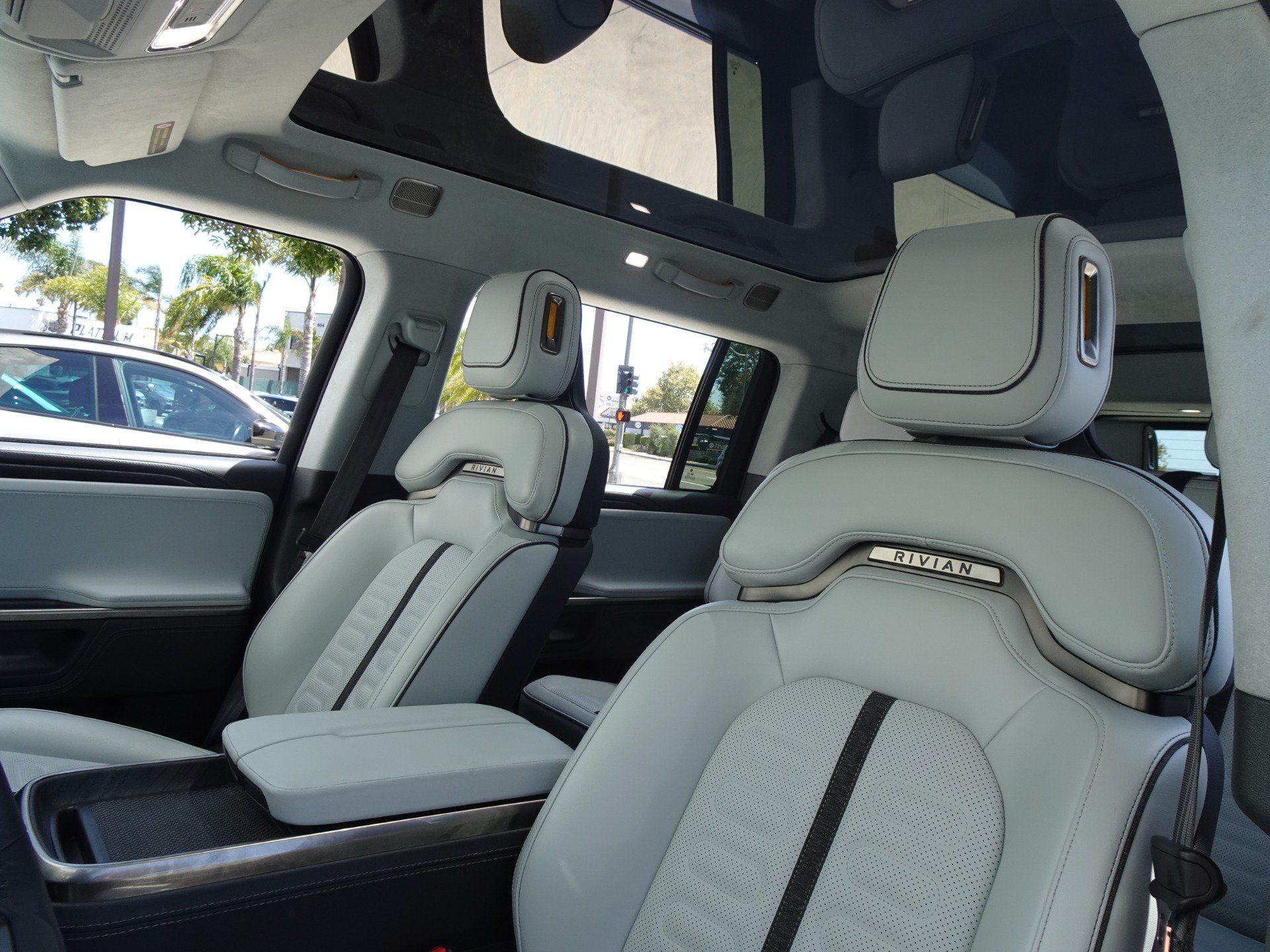 Used 2024 Rivian R1S Adventure AWD/4WD image 11