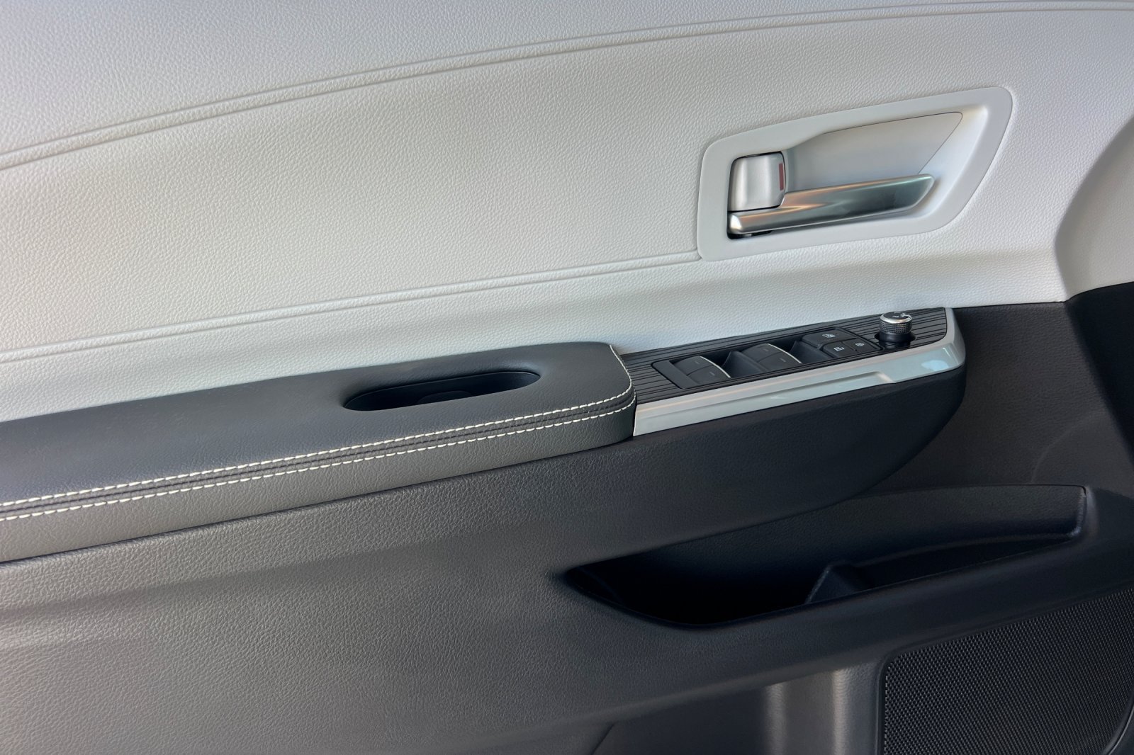 New 2026 Toyota Sienna XSE AWD/4WD image 11