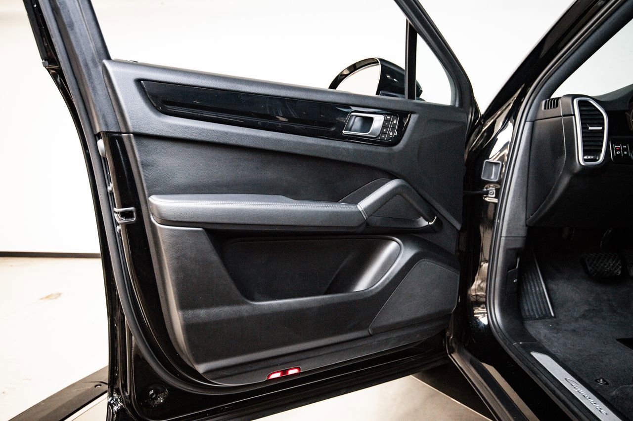 Certified 2023 Porsche Cayenne Coupe AWD/4WD image 23