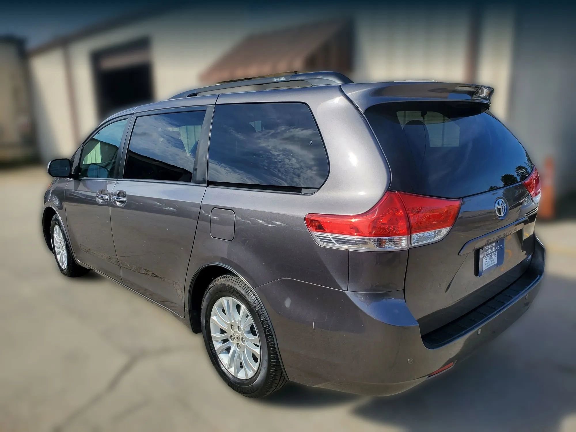 Used 2012 Toyota Sienna XLE w/ XLE Navigation Pkg FWD image 4