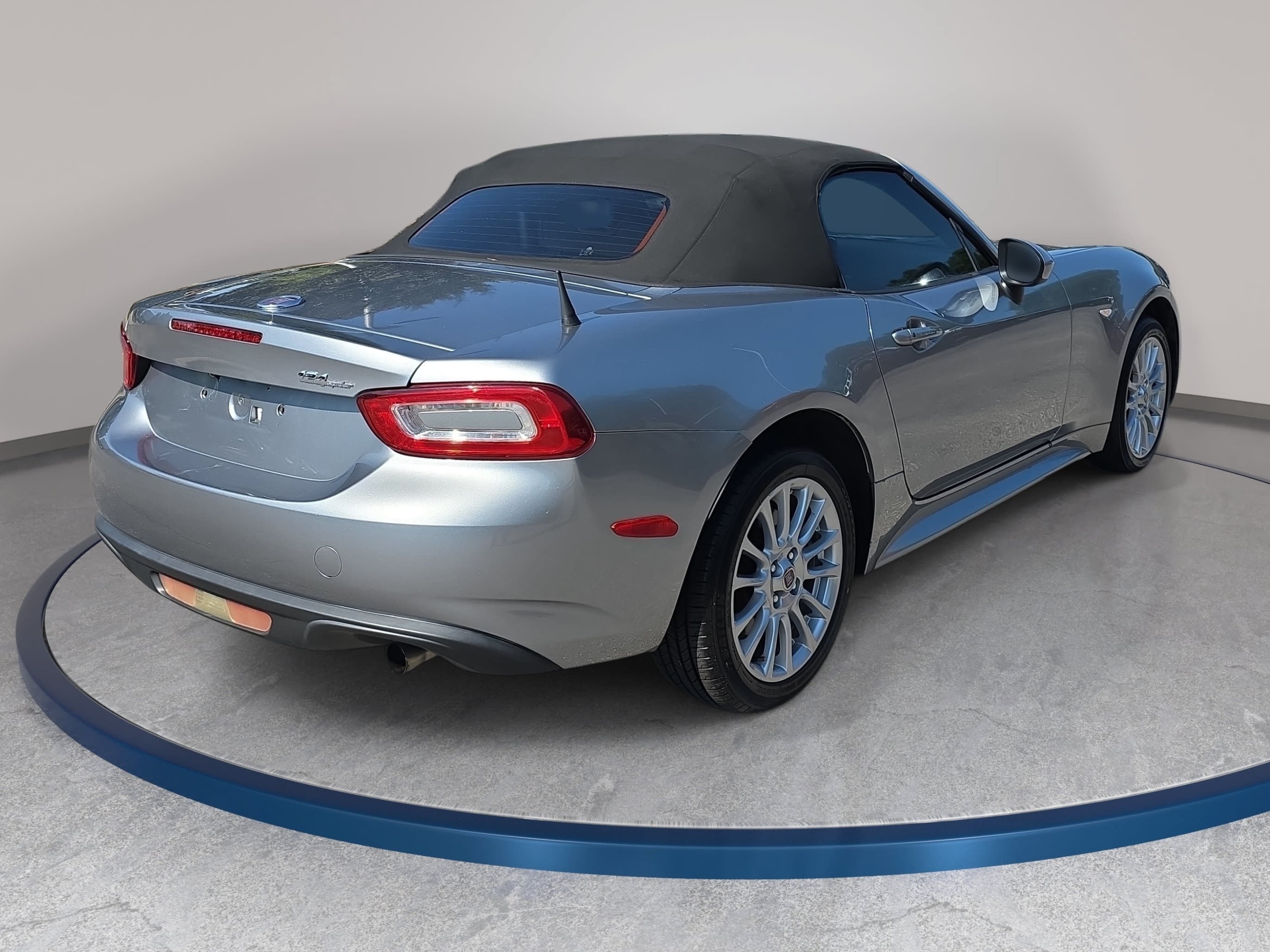 Used 2017 FIAT 124 Spider Classica RWD image 5