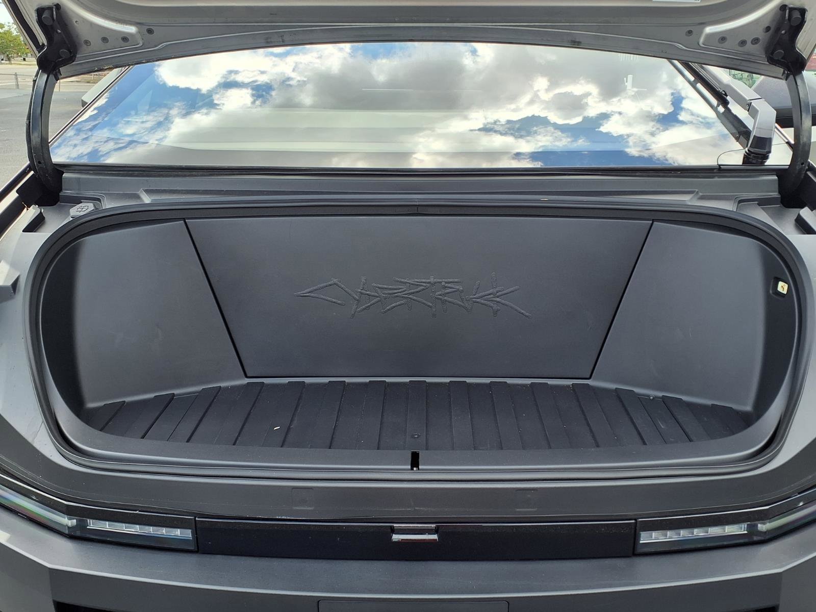 Used 2025 Tesla Cybertruck AWD Crew Cab image 35