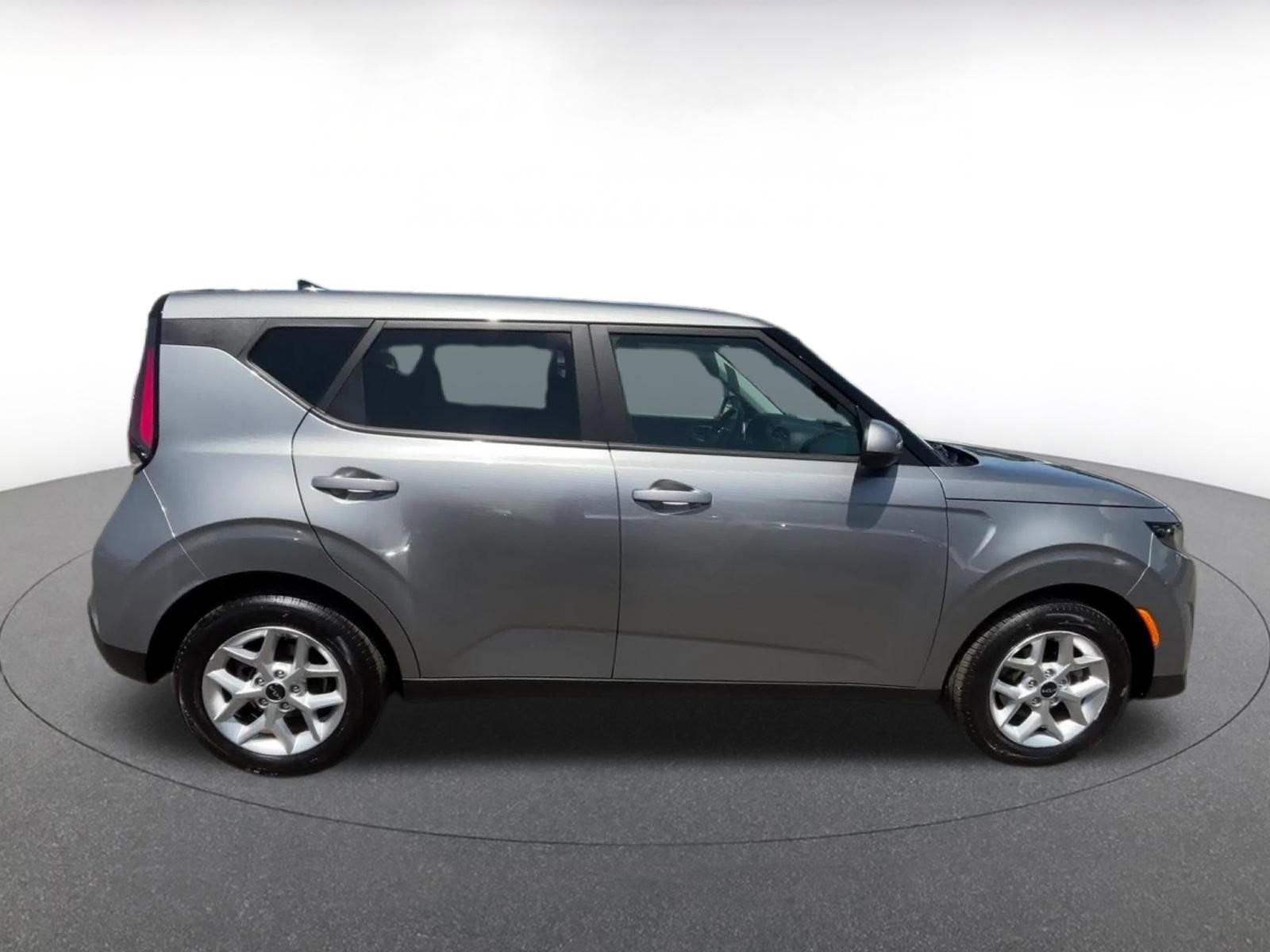 Used 2025 Kia Soul LX w/ LX Technology Package FWD image 16