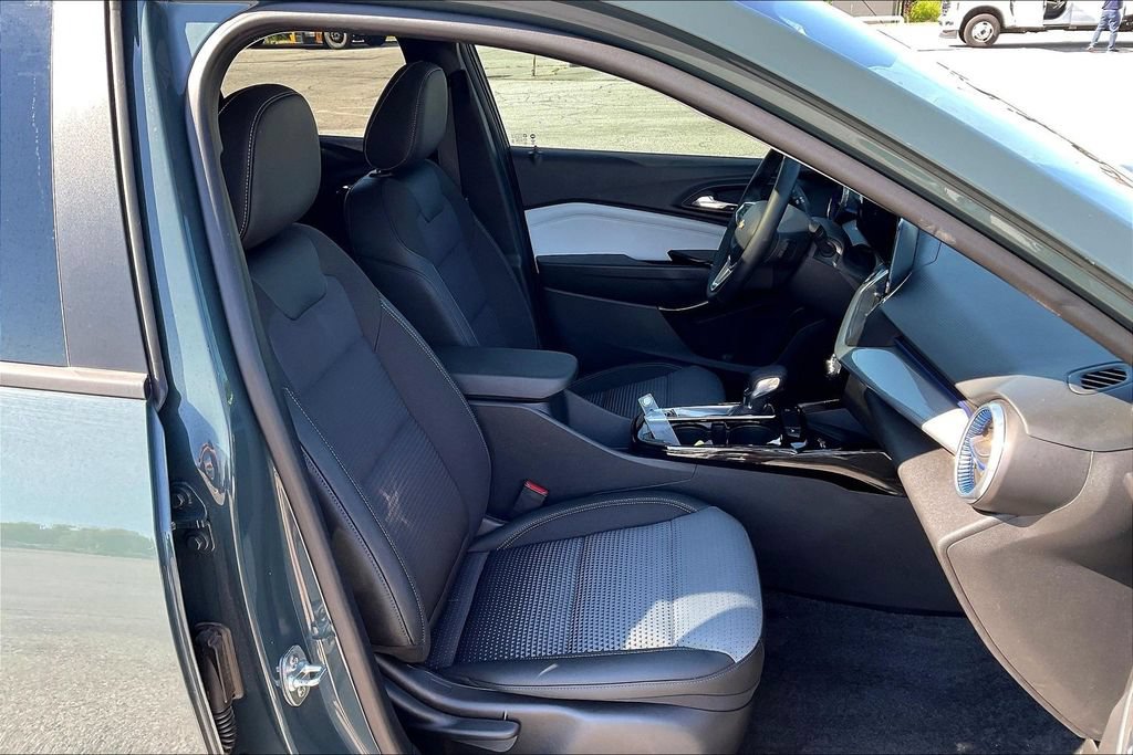 Used 2025 Chevrolet Trax LT w/ Sunroof Package FWD image 16