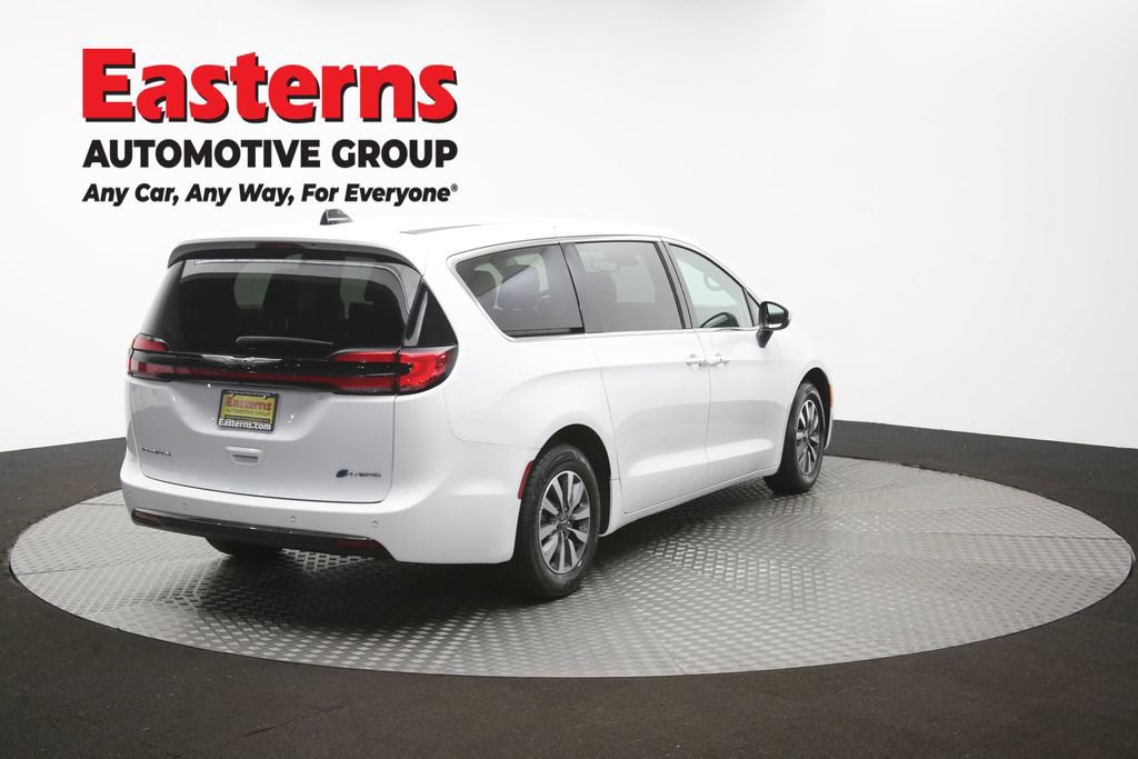 Used 2023 Chrysler Pacifica Touring-L FWD image 43