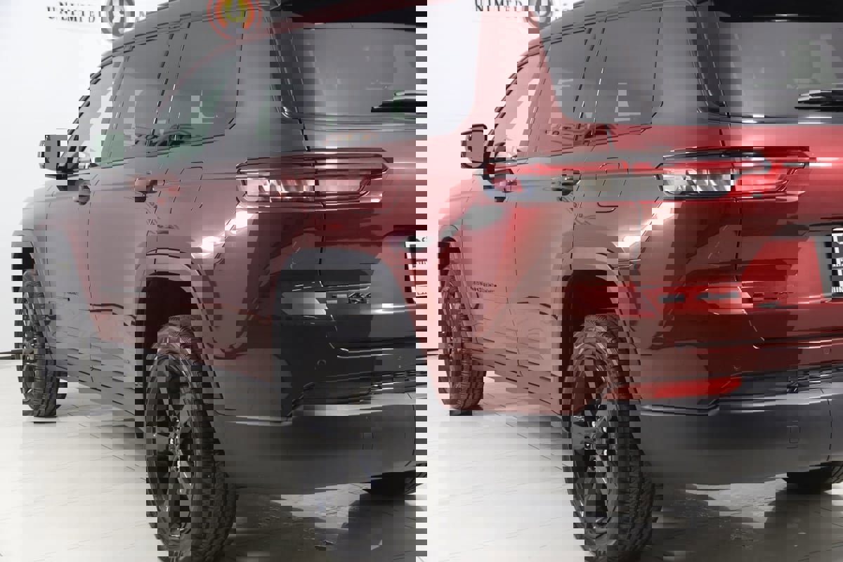 Used 2023 Jeep Grand Cherokee L Laredo image 23