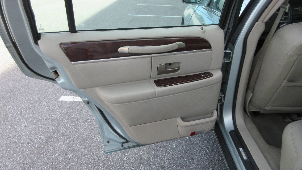 Used 2007 Lincoln Town Car Signature RWD image 16