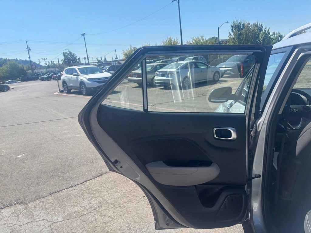 Used 2025 Hyundai Venue SEL FWD image 21