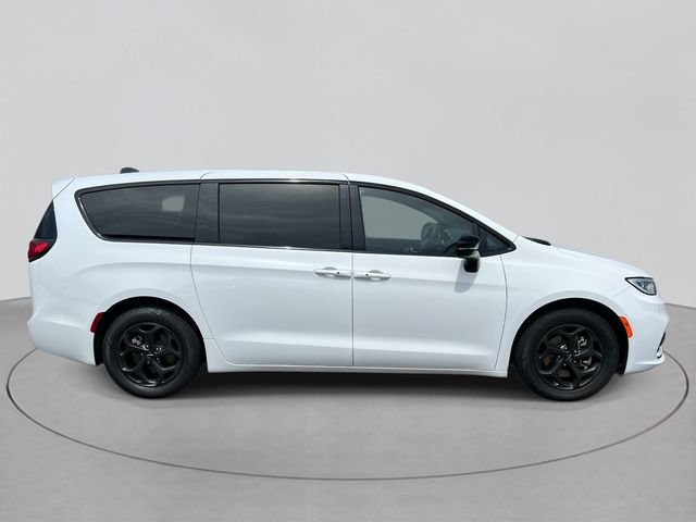 Used 2023 Chrysler Pacifica Limited w/ Uconnect Theater Family Group FWD image 5