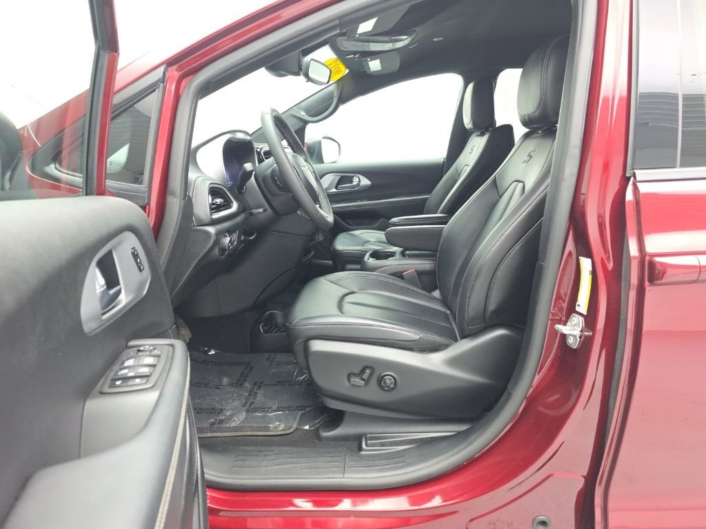 Used 2023 Chrysler Pacifica Touring-L w/ S Appearance Package image 11