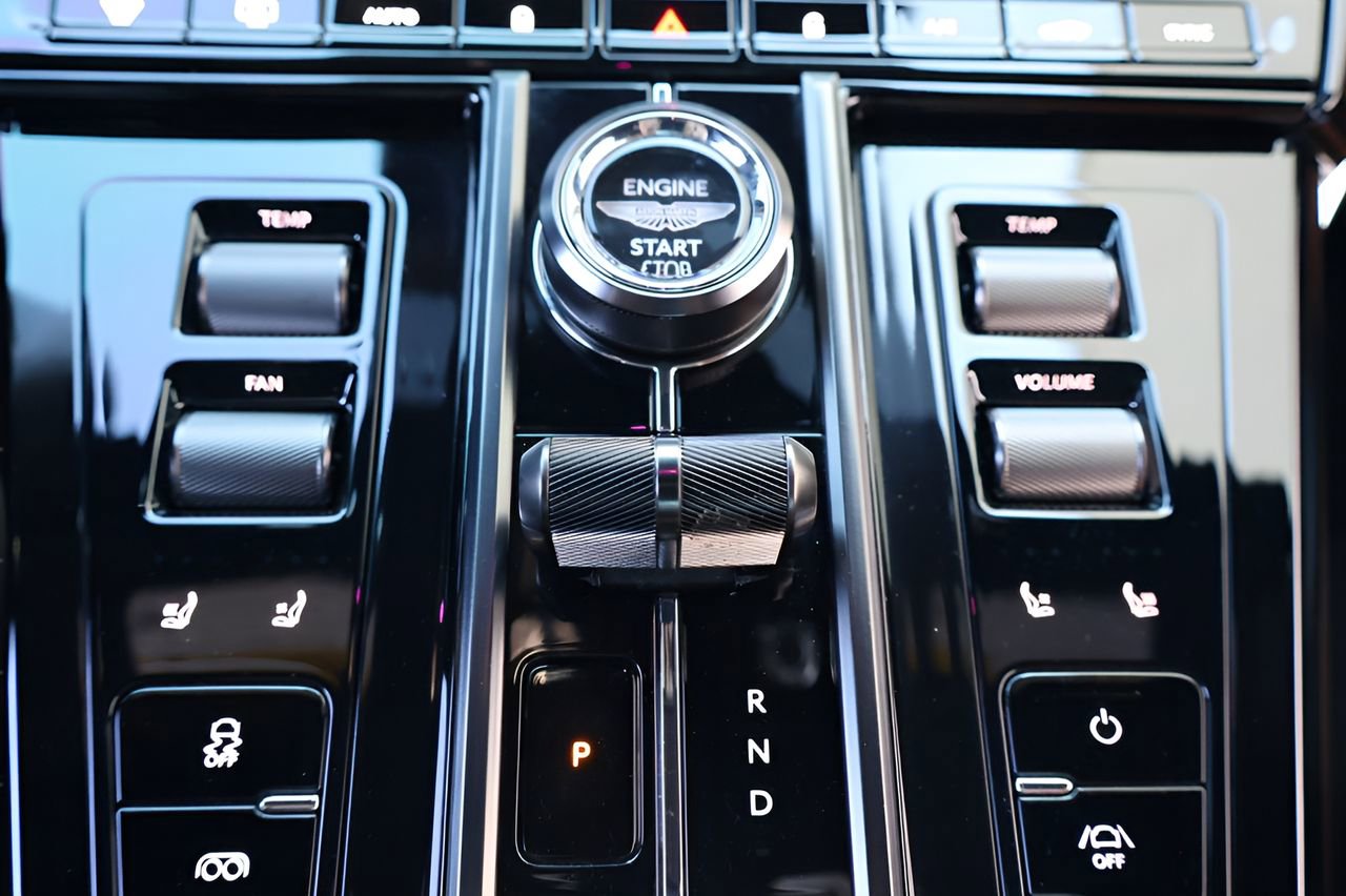 Used 2025 Aston Martin V8 Vantage Coupe RWD image 22