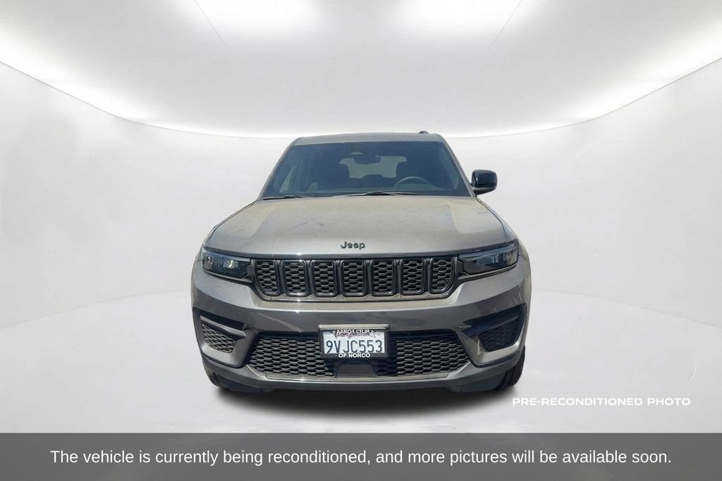 Used 2025 Jeep Grand Cherokee Altitude RWD image 2