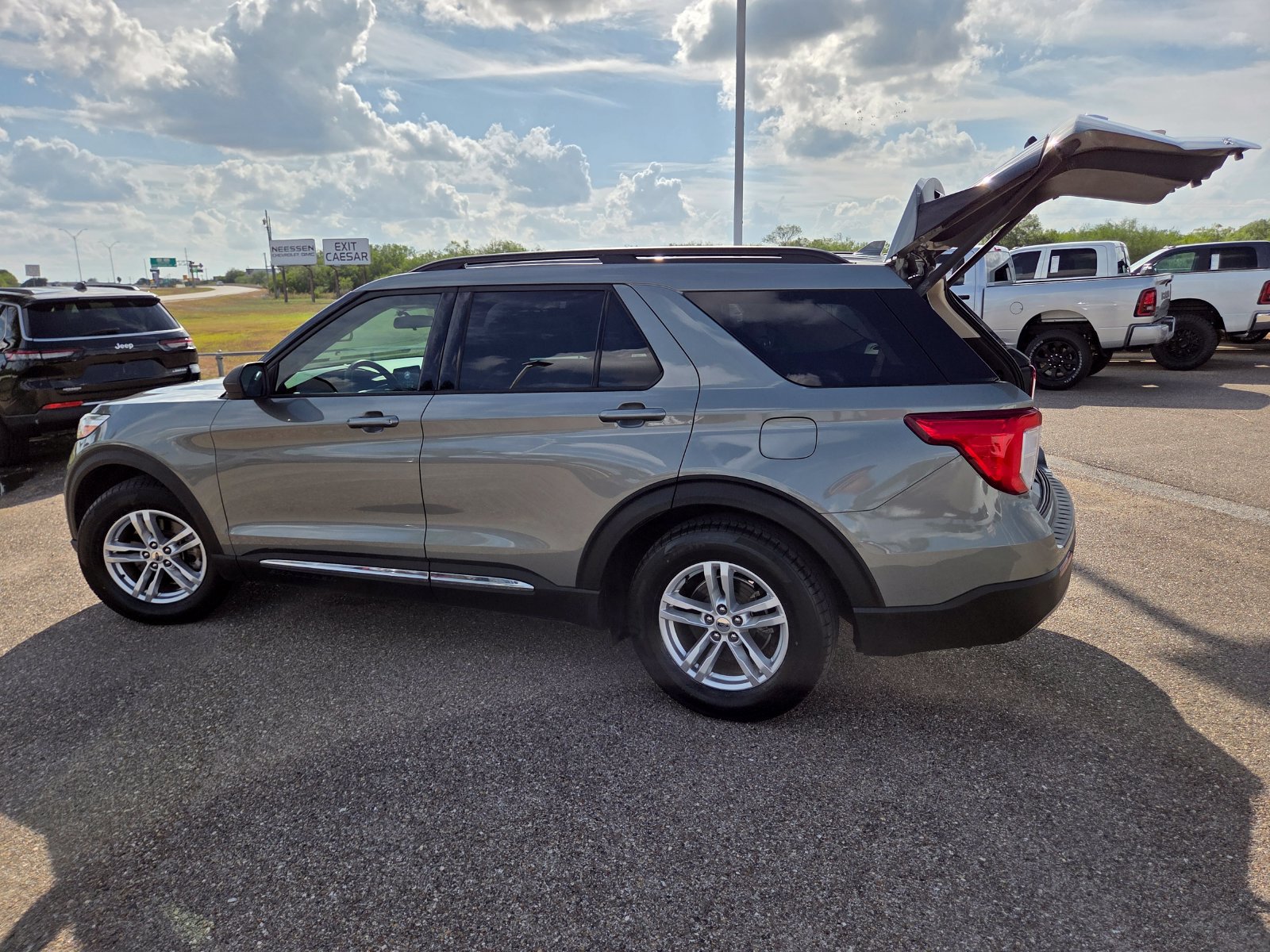 Used 2020 Ford Explorer XLT w/ Equipment Group 202A RWD image 25